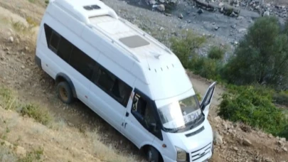 Bingöl Genç’te Minibüs Şarampole Devrildi! 7 Kişi Yaralandı