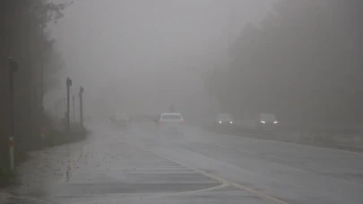 D-100 Bolu Dağı’nda Sis ve Sağanak Etkili Oldu: Görüş Mesafesi 35 Metreye Kadar Düştü