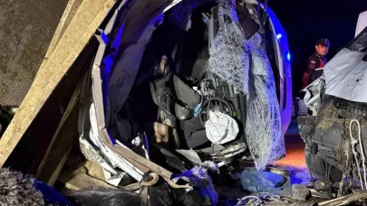 Diyarbakır Sur’da Feci Kaza: İki Kamyonet Çarpıştı, 2 Kişi Hayatını Kaybetti