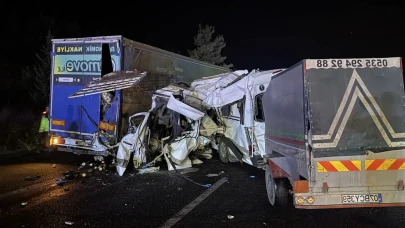 Mersin Tarsus’ta Tarım İşçilerini Taşıyan Minibüs Tıra Çarptı: 3 Ölü, 16 Yaralı