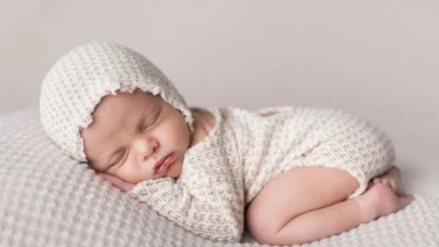 1 Aylık Bebek Gelişimi: Kaç Kilo Olmalı, Neden Kusar, Neden Uyumaz, Günde Kaç Kaka Yapar, Nasıl Görür?