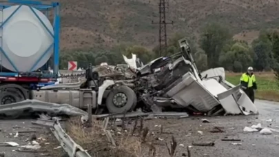 Sivas’ta Yolcu Otobüsü ile Tır Çarpıştı: 3’ü Ağır 23 Yaralı