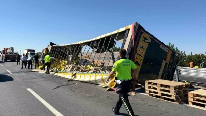 Afyonkarahisar’da Sıvı Yağ Yüklü Tır Orta Refüje Devrildi