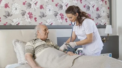 Hasta Bakıcı Maaşları 2025: Devlet, Özel, Evde Bakım ve Yurtdışı Ücretleri Ne Kadar Oldu?