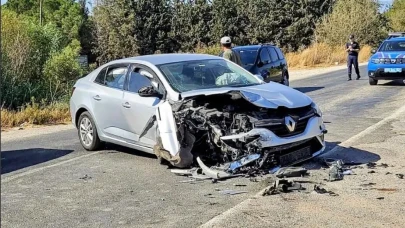 Bodrum'da Kafa Kafaya Trafik Kazası: 3 Kişi Yaralandı, 2’si Araçta Sıkıştı