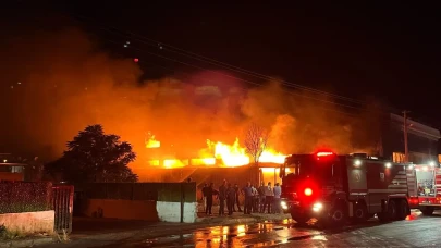 İzmir Gaziemir’de Mobilya Fabrikasında Yangın: 2.5 Saatte Kontrol Altına Alındı, Büyük Hasar Oluştu