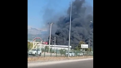 Seydikemer’de Kereste Deposunda Yangın: Helikopterli Müdahale ile Alevler Kontrol Altına Alınmaya Çalışılıyor