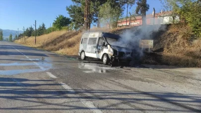 Gümüşhacıköy’de Seyir Halindeki İşçi Servisinde Yangın: Can Kaybı Yaşanmadı