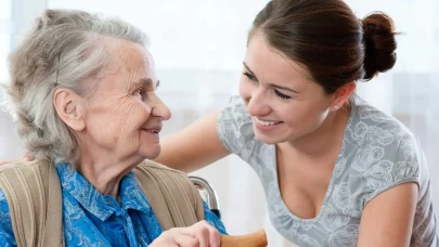 Yaşlı Bakıcı Maaşları 2025: Devlet, Özel, Evde Bakım ve Yurtdışı Ücretleri Ne Kadar Oldu?