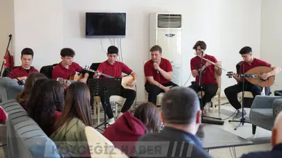 Muğla’da Gençlerden Huzurevi Sakinlerine Anlamlı Konser