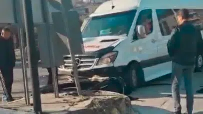 Milas Fuar Alanı Kavşağında Yolcu Minibüsü Refüje Çıktı!