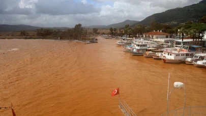 Akyaka’da Fırtına Ve Sağanak Etkisi: Deniz Kahverengiye Döndü