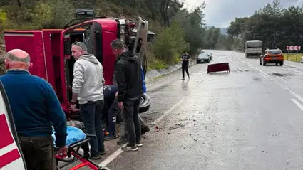 Seydikemer’de Korkutan Kaza: Yağışlı Yol Kamyonu Devirdi!