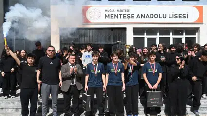 Türkiye üçüncüsü olan öğrencilere okulda coşkulu karşılama