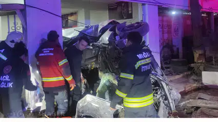 Bodrum’da Korkunç Kaza: Otomobil Dükkâna Girdi: 3 Yaralı