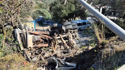 Bodrum Gürece’de Hafriyat Kamyonu Şarampole Devrildi! Sürücü Sıkıştığı Yerden Kurtarıldı