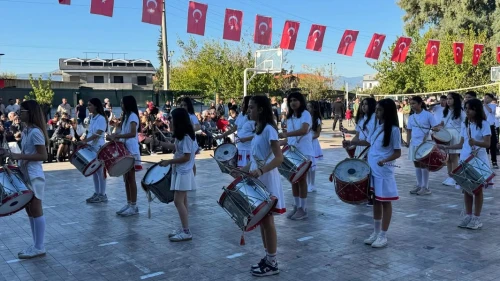 Toparlar’da Cumhuriyetin 102 Yılı Kutlandı İlkokul ve Ortaokul Öğrencileri Ortak Program Hazırladı