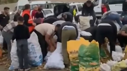 Arızalanan Kamyonetin Sürücüsü Patatesleri Ücretsiz Dağıttı