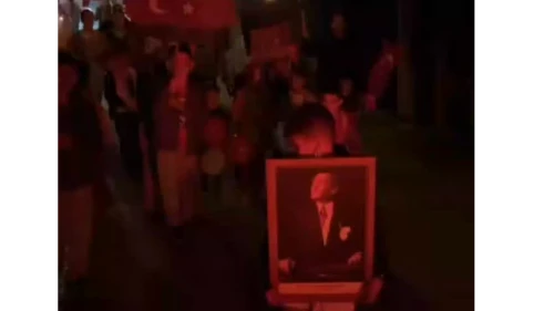 Köyceğiz Ekincik’te Fener Alayı Coşkusu! Minik Kalpler Cumhuriyet İçin Yürüdü