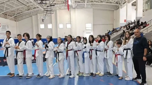 Köyceğiz Taekwondo Takımı Cumhuriyet Kupası’nda Şampiyon Oldu! 9 Altın Madalya ile Döndüler