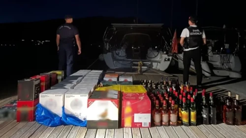 Fethiye Açıklarında Kaçak Alkol Operasyonu! Sahil Güvenlik 2 Tekneye Baskın Düzenledi