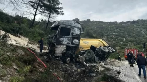 Milas’ta Tır Kazası: TIR Sürücüsü Alevlerin Arasında Can Verdi