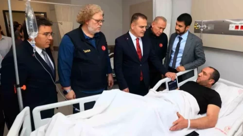 Muğla Valisi İdris Akbıyık, Marmaris Depreminde Yaralanan Vatandaşları Hastanede Ziyaret Etti