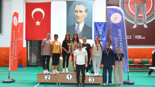 Köyceğiz’de Zafer Bayramı Coşkusu Floor Curling Turnuvasıyla Zirveye Taştı: 21 Takım Kupa İçin Yarıştı