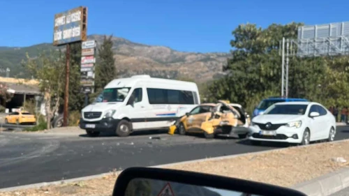 Köyceğiz Trafik Kazası: Sanayi Önünde Taksi ile İşçi Servisi Çarpıştı: Yaralı Sayısı Henüz Netleşmedi