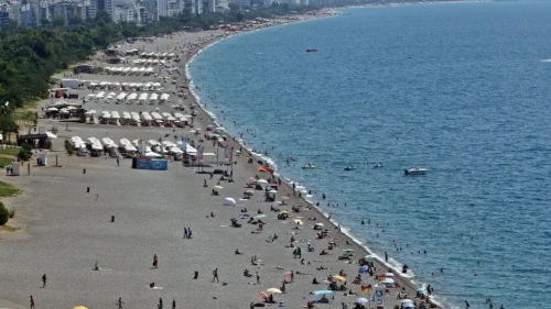 Okullar Açıldı, Konyaaltı Sahili Boşaldı: Yerli Tatilciler Gitti, Turistler Kaldı