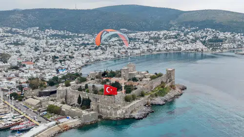 Bodrum Semalarında Ay Yıldız: Yamaç Paraşütüyle Dev Vefa