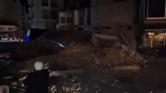 Balıkesir Sındırgı’da 6.1 Büyüklüğünde Deprem: 3 Bina Yıkıldı, Arama Çalışmaları Sürüyor