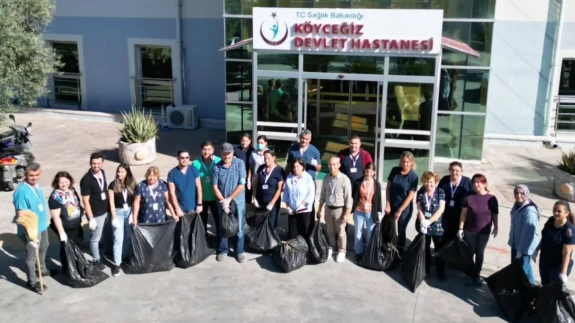 Köyceğiz Devlet Hastanesi’nde Gönüllü Personel Bahçede Çevre Temizliği Yaptı