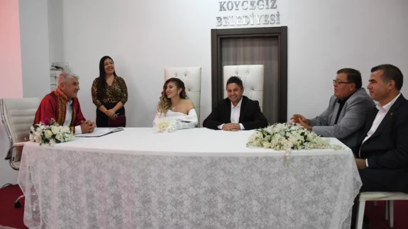 Pınar Mahallesi Muhtarı Ömer Ali Kanat Evlendi: Nikâhı Başkan Ali Erdoğan Kıydı