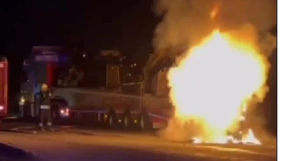 Seydikemer Yayla Yolu’nda Araç Yangını: Çarpışma Sonrası Otomobil Alev Aldı, 1 Yaralı