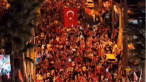 Marmaris’te On Binler Fener Alayıyla Yürüdü! Zakkum Konseriyle Cumhuriyet Coşkusu Zirveye Taştı