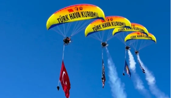 Fethiye’de Cumhuriyet Coşkusuna Paramotor Gösterisi Damga Vurdu