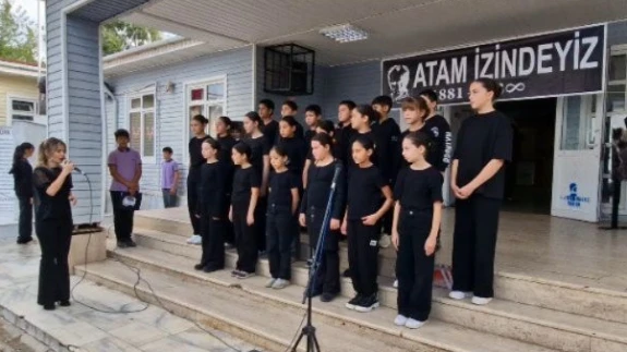 Köyceğiz Pınar İlkokulu-Ortaokulu’nda 10 Kasım Korosu: “Yiğidim Aslanım Burda Yatıyor” Türküsüyle Atatürk’e Vefa
