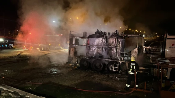 Fethiye’de Asfalt Kamyonunda Yangın: İtfaiye Zamanında Müdahale Etti