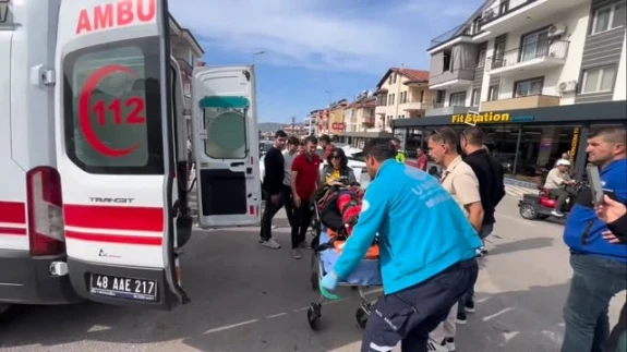 Fethiye’de Motosiklet ile Otomobil Çarpıştı! Baha Şıkman Caddesi’nde 2 Kişi Yaralandı