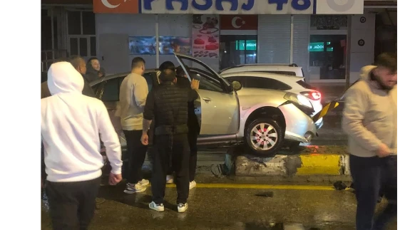 Fethiye’de Trafik Kazası: Araç Refüje Çarptı