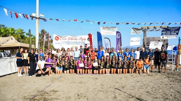 Köyceğiz Delta Plajı’nda Zafer Kupası Coşkusu: Kadına Şiddetle Mücadele Temalı Veteran Voleybol Turnuvası Tamamlandı