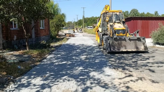 Köyceğiz Ulucami Mahallesi’nde Parke Çalışmaları Sürüyor: Belediye Başkanı Ali Erdoğan Sahada