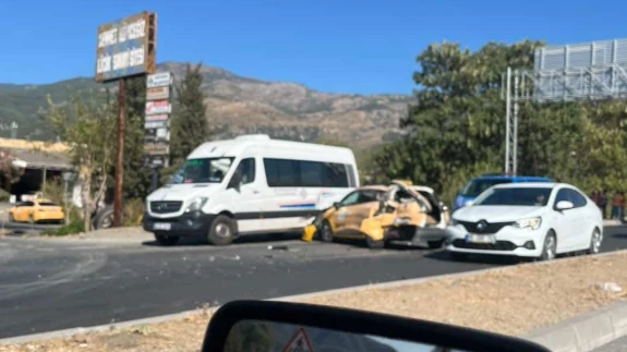 Köyceğiz Trafik Kazası: Sanayi Önünde Taksi ile İşçi Servisi Çarpıştı: Yaralı Sayısı Henüz Netleşmedi