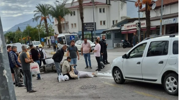 Fethiye Günlükbaşı Çatalarık Kavşağında Trafik Kazası: Motosikletteki 2 Kişi Yaralandı