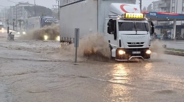 Milas’ta Sağanak Yağış Sokakları Göle Çevirdi: Altyapı Tepkisi