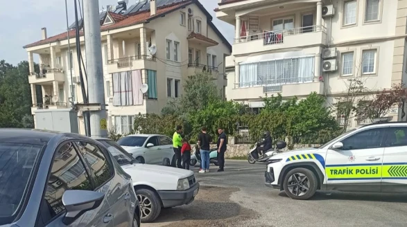 Fethiye Nizamettin Aka Caddesi’nde Trafik Kazası: Otomobil ve Motosiklet Çarpıştı