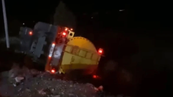 Son Dakika: Karabel’de Benzin Yüklü Tır Devrildi