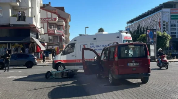 Marmaris Blue Port AVM Önünde Kaza: Motosiklet Sürücüsü Yaralandı