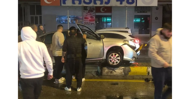 Fethiye’de Trafik Kazası: Araç Refüje Çarptı